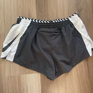 NIKE RUNNING SHORT - black and white the size medium
